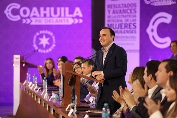 Marzo fue un mes de mucho trabajo y resultados para Coahuila: Manolo  31/03/26      Saltillo, Coahuila de Zaragoza.- Al finalizar marzo, el gobernador Manolo Jiménez Salinas señaló que este mes fue de mucho trabajo y resultados en todo Coahuila, al detonar, entregar y dar seguimiento a obras, proyectos, y programas que siguen impactando de manera positiva en la calidad de vida de las familias coahuilenses.  "Marzo fue de trabajo, resultados y compromisos cumplidos con nuestra gente. En Coahuila seguimos avanzando pa' delante a pasos de gigante", destacó el gobernador.  En ese sentido, el Mandatario estatal enumeró las acciones que se llevaron a cabo junto a su equipo de trabajo y en coordinación con las alcaldesas y los alcaldes de los diferentes municipios.  Dio a conocer que en la región Sureste se reforzaron acciones de seguridad, salud y prevención. "Arrancamos la temporada de prevención y combate de incendios forestales, e iniciamos la construcción de un cuartel del Ejército Mexicano y un arco de seguridad carretero en los límites de Coahuila y Zacatecas”, recordó.  Agregó que también se puso en marcha la Colecta Anual de la Cruz Roja, y se presentamos los resultados y avances de la Estrategia Integral de Mujeres.  Destacó el arranque del Gran Programa de Inclusión para Personas con Discapacidad y el banderazo del Operativo Semana Santa para brindar seguridad y tranquilidad a nuestros visitantes.  Se entregó, además, una Unidad de Docencia a la Universidad Tecnológica de Saltillo.  En Ramos Arizpe, Manolo Jiménez inauguró Infinitum Electric, arrancó la ampliación de la carretera antigua a Monclova y del bulevar Vito Alessio–Cedros, y conmemoró el Plan de Guadalupe.  “En la región Laguna, seguimos avanzando con formación, salud y desarrollo. En Torreón se realizó la graduación de cadetes de la Policía Estatal y de la Fiscalía del Estado; inauguramos Flowserve y arrancamos Obras Sociales a Pasos de Gigante, en Viesca”, expresó.  Jiménez Salinas mencionó que en Francisco I. Madero llegó la Caravana de la Salud; en Matamoros, arrancó la estrategia Mejora tu Futuro 2026; y en San Pedro, se puso en marcha el Gran Programa de Agua Potable y Drenaje.  “En la región Norte, fortalecimos obras y programas en distintos municipios. En Piedras Negras lanzamos el súperprograma Obras Sociales a Pasos de Gigante”, destacó el Mandatario estatal.  Añadió que, en Acuña, se entregó infraestructura hidráulica y se celebró el festival “Running Las Vacas 2026”; mientras que en Allende se entregaron obras como techumbre, pavimentación y recarpeteo.  Manolo Jiménez comentó que en la región Centro–Desierto se siguen llevando programas y obras a la gente.  “En Monclova arrancamos la construcción del nuevo CESAME; en Frontera entregamos Obras Sociales a Pasos de Gigante y realizamos la Brigada Mejora”, indicó.  De la misma manera, el Gobernador del Estado expresó que en la región Carbonífera, en Múzquiz se puso en marcha el Gran Programa de Agua Potable y Drenaje, y se llevó a cabo la tradicional “Arreada 2026”.  Abundó que en inversión y desarrollo, se anunció una nueva inversión de Darktronics, para fortalecer el empleo y la confianza en Coahuila; y que se está llevando el Congreso de Liderazgo Juvenil “300 Pa’ Delante” a todo Coahuila, donde participarán más de dos mil 400 jóvenes, donde se les acercan herramientas para su desarrollo personal y profesional.  “Seguimos trabajando con coordinación, programas y obras en todas las regiones. En esta Semana Santa, disfrútenla en familia y aprovechen para turistear en uno de los estados más seguros de México: En Coahuila Hay Plan”, manifestó el gobernador Manolo Jiménez.